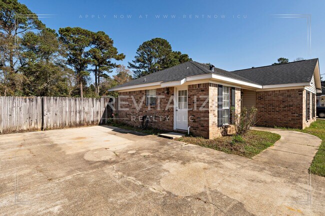 Building Photo - Charming 3-Bed 2-Bath Brick Home in West Mobile