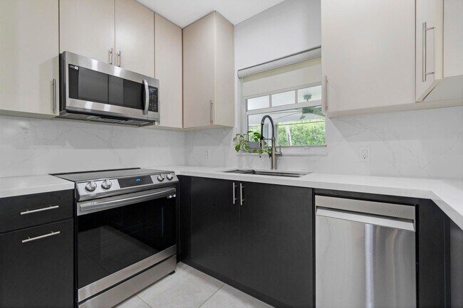 Building Photo - 570 SW 45th Ave
