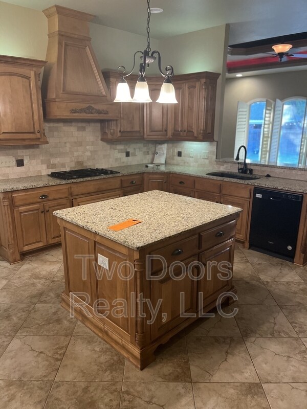 Building Photo - 13123 Red Oak Dr