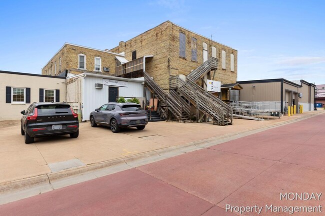 Building Photo - 26 E Main St