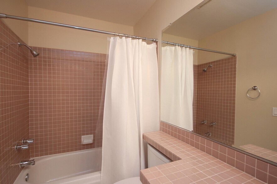 Building Photo - 1074 Rocton Dr