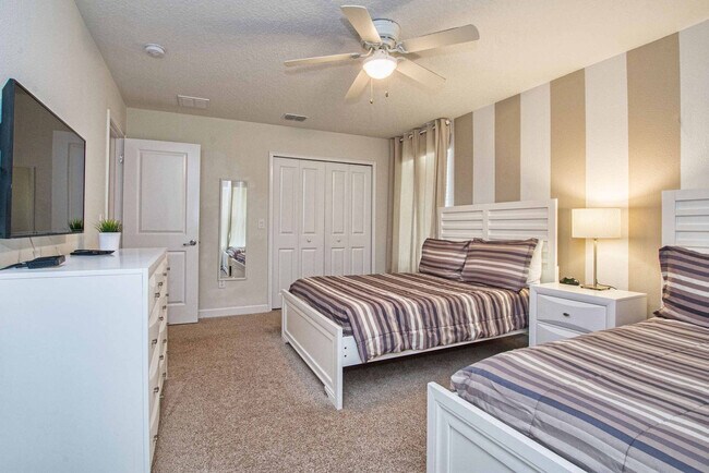 Building Photo - 4728 Sleepy Hollow Dr