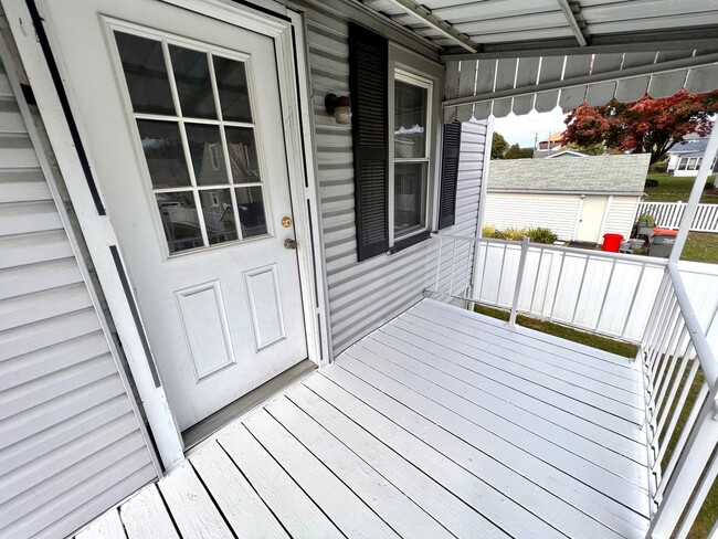 Building Photo - Beaver Falls - 2 bedroom 1 Bath Home