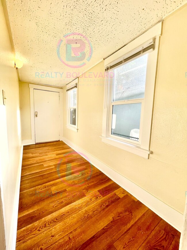 Building Photo - 722 E 7th St