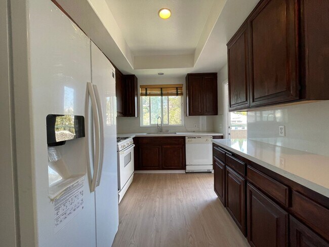 Building Photo - Top-Floor large condo on tree-lined street