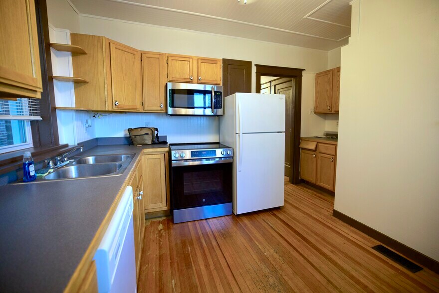 Building Photo - 3923 Dunnica Ave