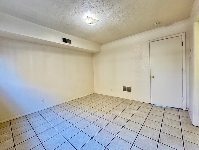 Building Photo - 206 Princeton Dr SE