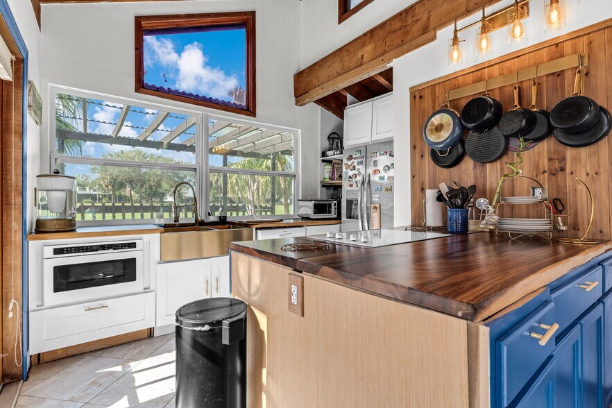 Building Photo - 1420 W Sandpiper Cir