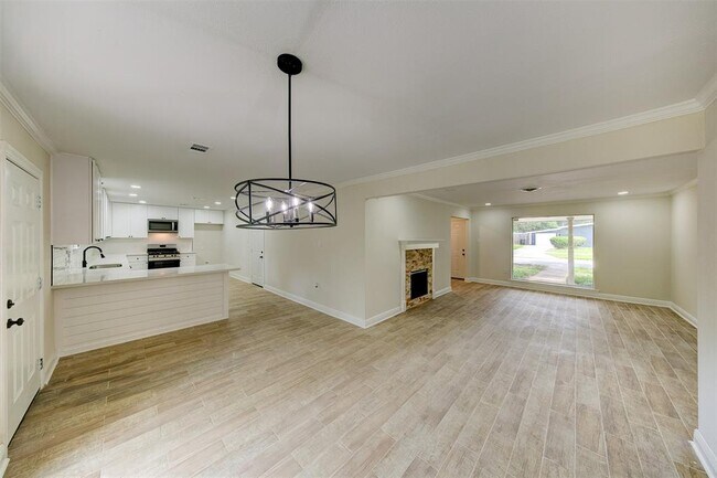 Building Photo - 8826 Robindell Dr