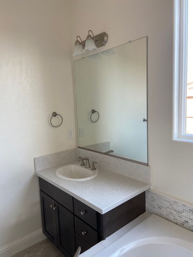 Building Photo - 4 Bedroom home located in Northside Visalia! Available Soon!