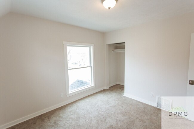 Building Photo - 322 E Hillsdale St