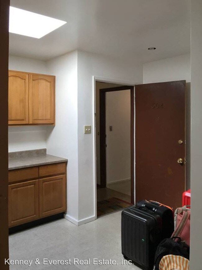 Building Photo - 2 br, 1 bath House - 2701 Ridge Rd #304