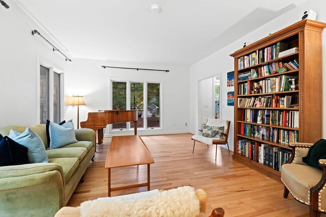 Building Photo - Gorgeous Home in Ironwoods Neighborhood Chapel Hill