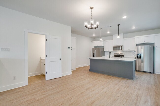 Building Photo - 2347 Benbrook Blvd