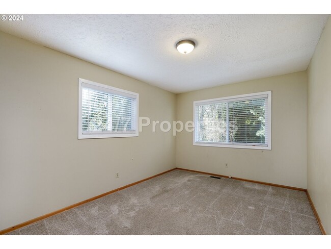 Building Photo - *1/2 OFF FIRST MONTHS RENT* Spacious 4BD I...