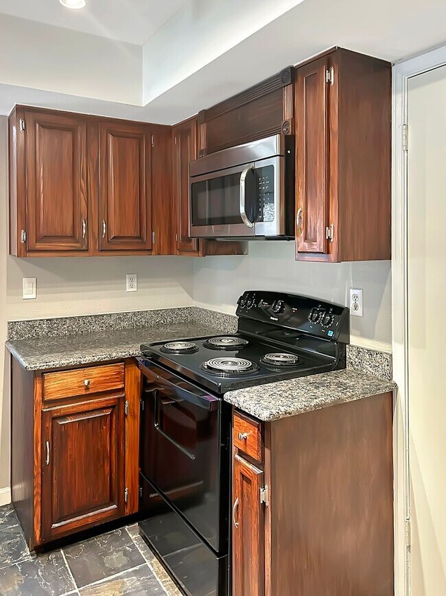 Building Photo - 2-Bed, 2-Bath Townhome with Flexible Floor...