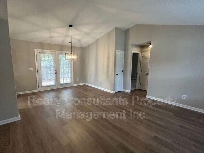 Building Photo - 2711 Ingleside Dr