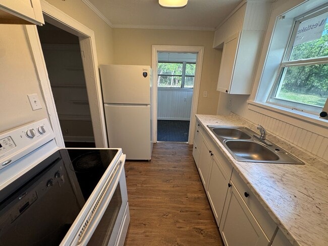 Building Photo - Adorable home in heart of Thomson