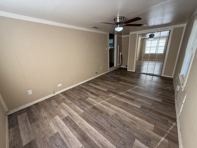 Building Photo - 2425 Bolivar St