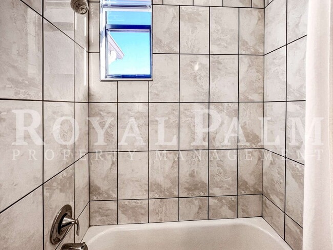 Building Photo - Big on Space, Smart on Layout — 3 bedroom 2.5 bath corner END UNIT pet-friendly townhouse!