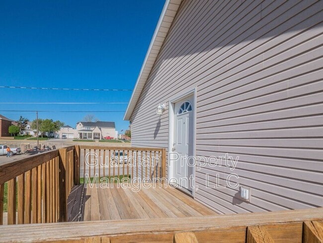 Building Photo - 214 E 1st St