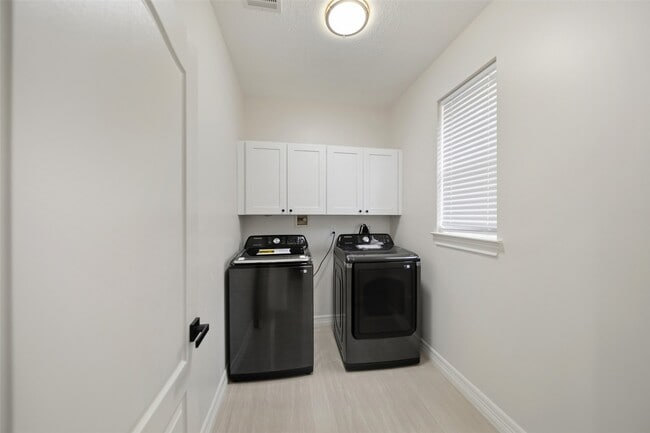 Building Photo - 5622 Lake Pl Dr