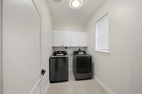 Building Photo - 5622 Lake Pl Dr