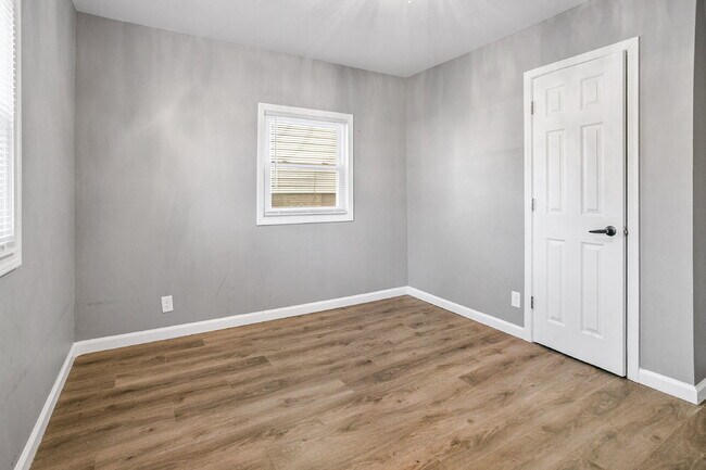 Building Photo - 3 Bedroom, 1 Bath with Garage