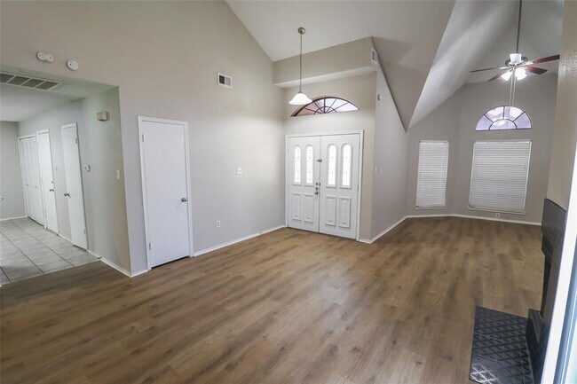 Building Photo - 1546 Ridgebriar Dr