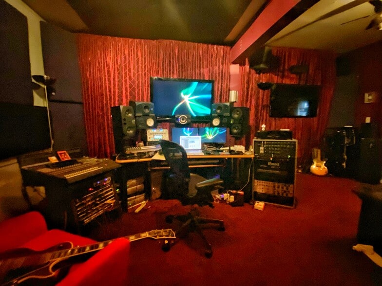 Studio - 3165 Weldon Ave