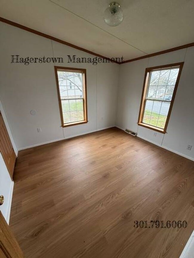 Building Photo - 3 Bedroom, 2 Bath Manufactured Home in Highland Manor