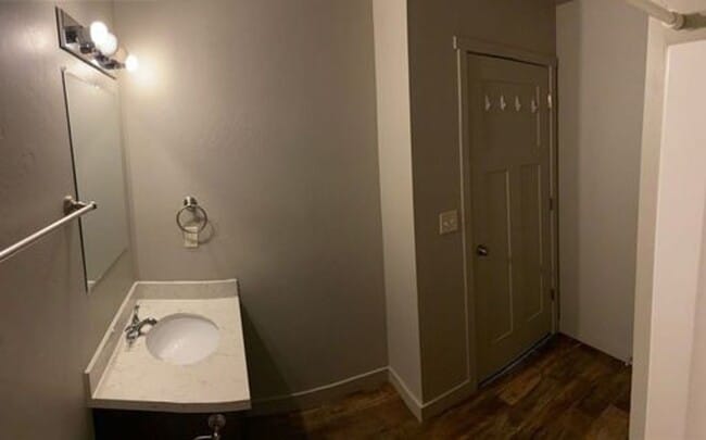 Building Photo - Charming 2 Story Townhome w/ 2 Attached Car Garage