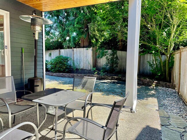 Building Photo - Spacious 4 bedrooms + Den, A/C! Pet(s)!