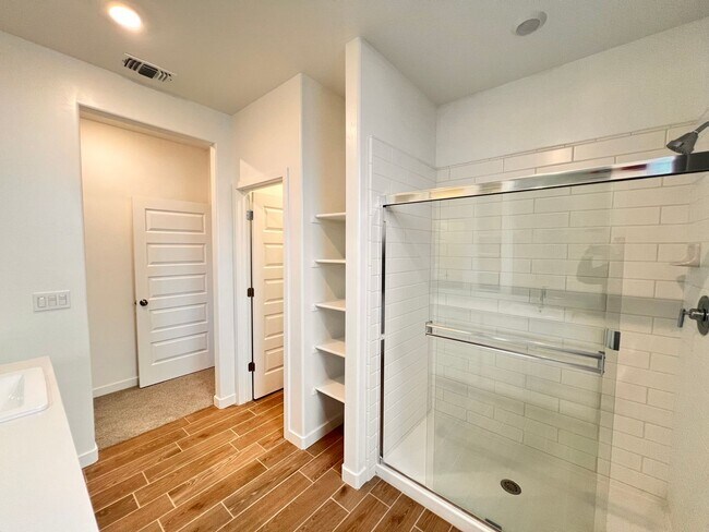 Building Photo - Northwest Bakersfield