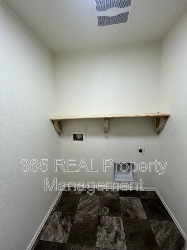 Building Photo - 1551 Highfield Dr