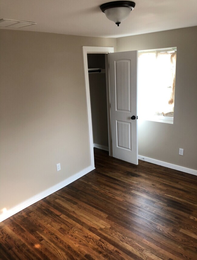 Building Photo - 1145 Montgomery St W