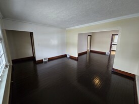 Building Photo - 4077 E 139th St