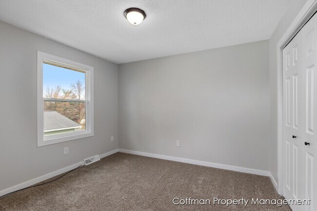 Building Photo - 2511-2513 Ridgefield Dr NE