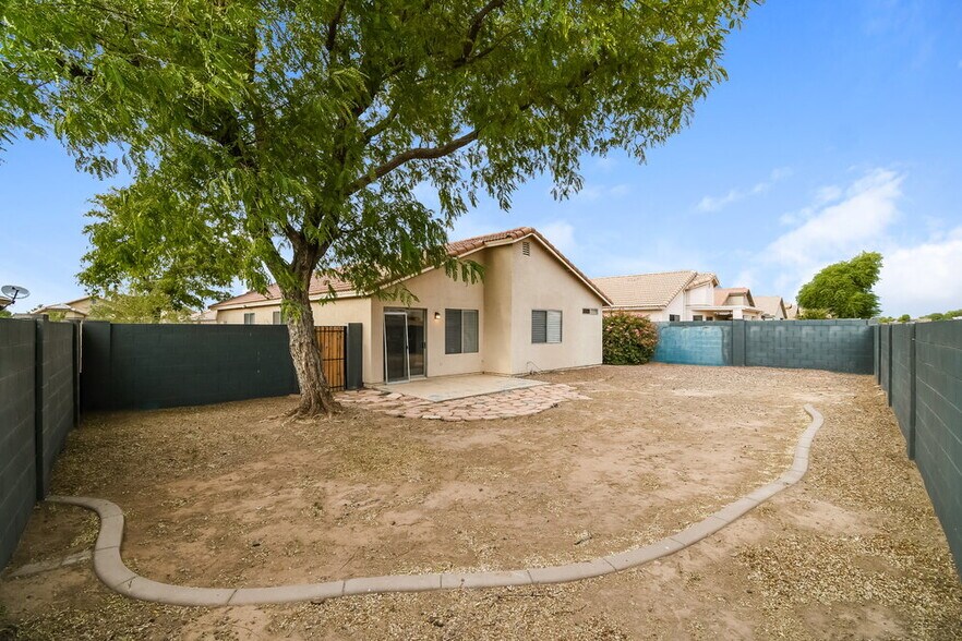 Building Photo - 975 E Vernoa St