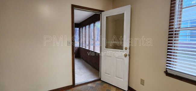 Building Photo - 3441 Southgate Trail SE