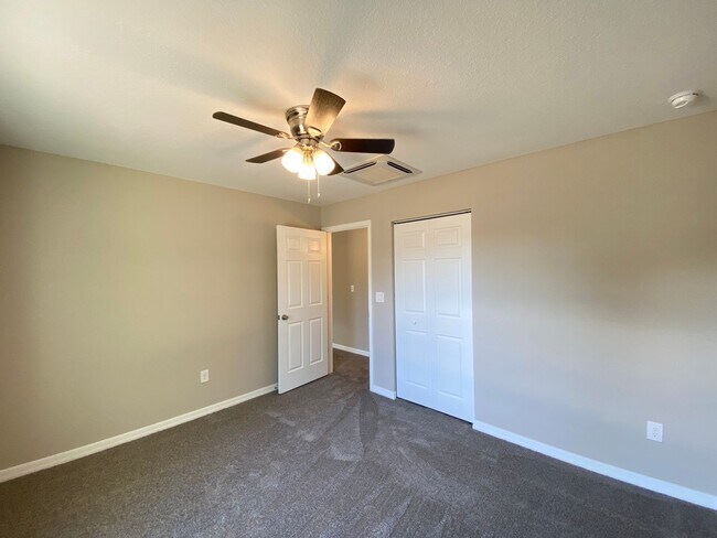 Building Photo - Desirable SW Ocala Neighborhood- 3/2/2 **WON"T LAST**