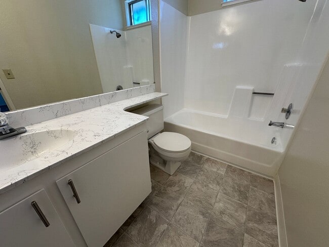 Building Photo - Townhouse 2 bedroom, 2.5 bath, washer/drye...