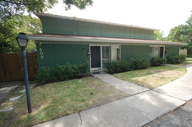 Building Photo - 607 E 43rd St