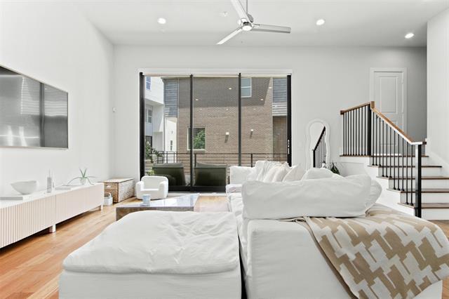 Building Photo - 381 E Greenbriar Ln