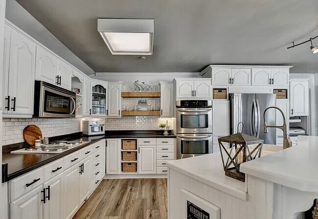 Building Photo - 561 Russell Rd