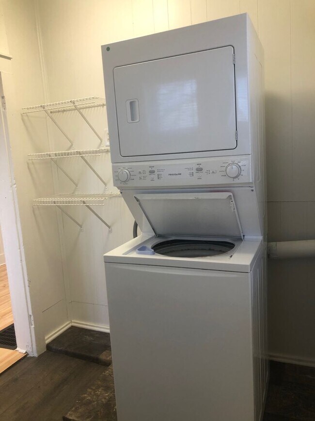 Building Photo - 5 Bedroom Available November