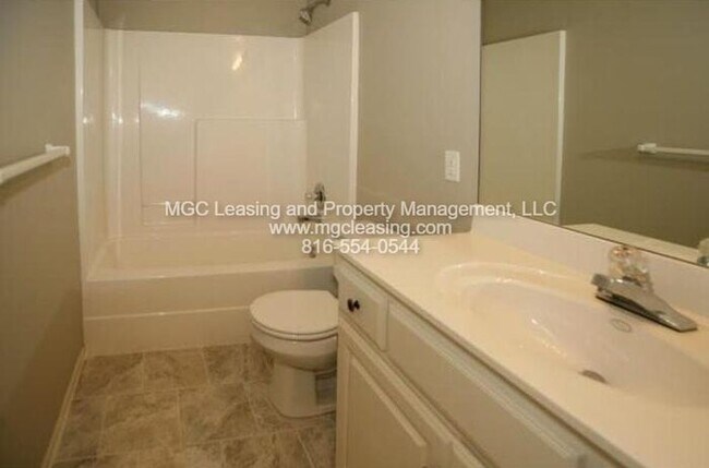 Building Photo - Move-In Ready Single-family gem in Oak Ridge Meadows in Lee's Summit!