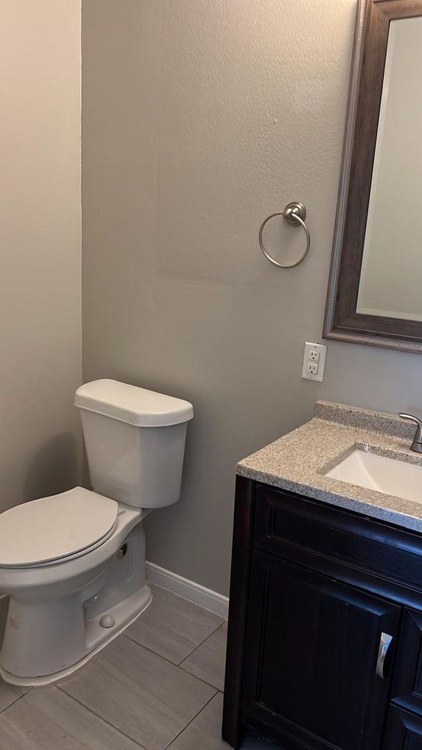 Building Photo - Beautifully updated town home