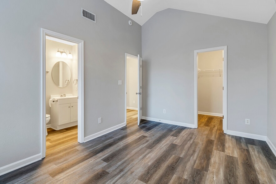 Master bedroom - 2285 Joann Dr