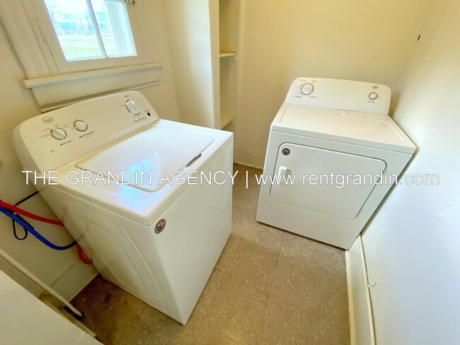 Building Photo - 909 13th St SE